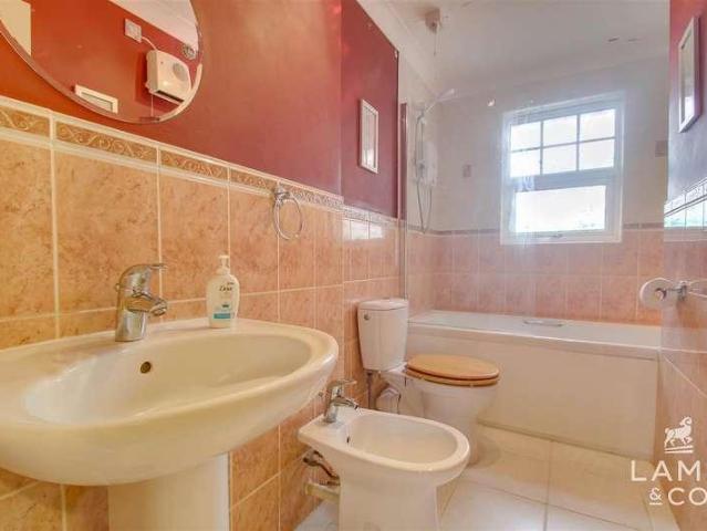Flat for sale in Dale Hill, Essex