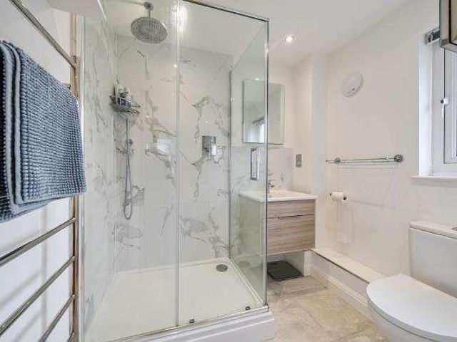 Flat for sale in Berrylands, Greater London