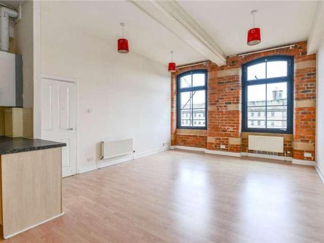 Flat for sale in Crossflatts, West Yorkshire