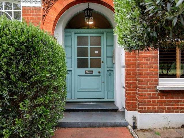 Flat for sale in London Borough of Wandsworth, Greater London