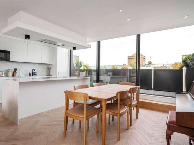 Flat for sale in Islington, Greater London