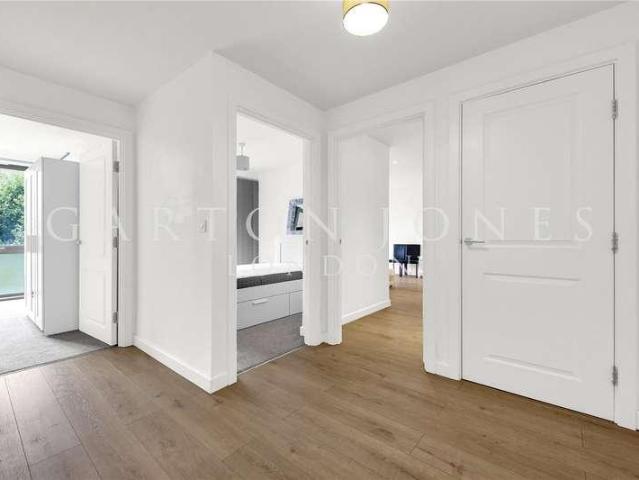 Flat for sale in South Lambeth, Greater London