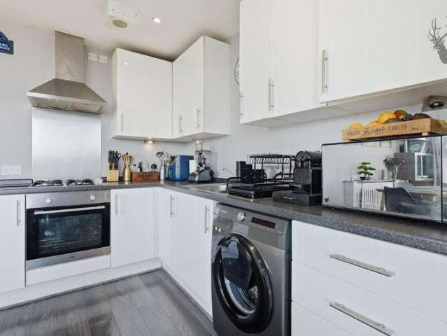 Flat for sale in Bow, Greater London