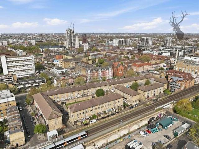 Flat for sale in Haggerston, Greater London