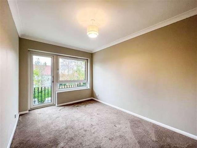 Flat for sale in Hatching Green, Five Acres