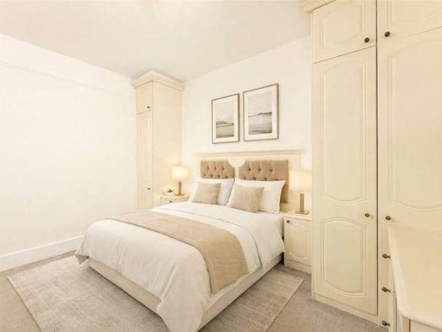 Flat for sale in London Borough of Merton, Raynes Park