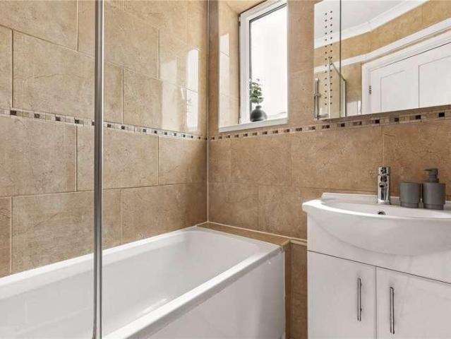 Flat for sale in Summerstown, Greater London