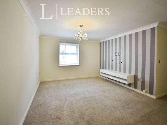 Flat for sale in Chipping Hill, Essex