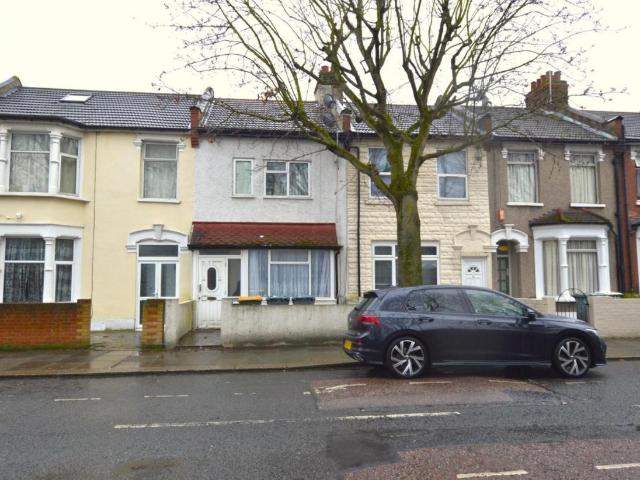 Flat for sale in Plaistow, Greater London