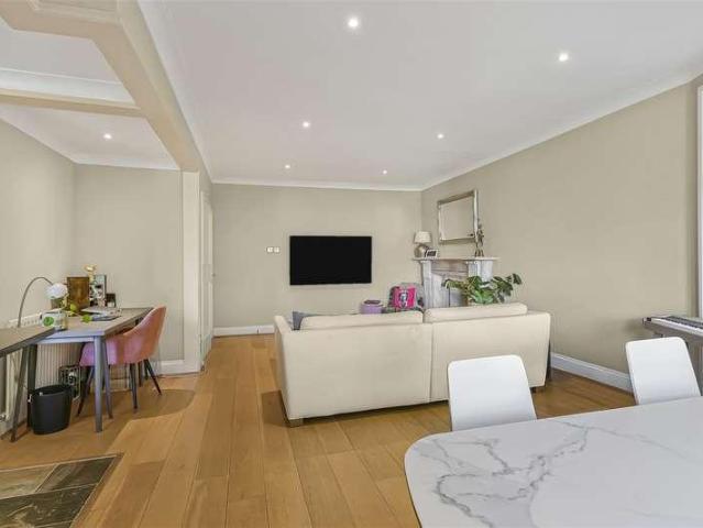 Flat for sale in South End Green, Greater London