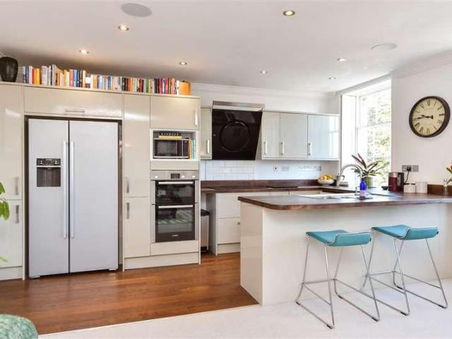Flat for sale in Arundel, Clapham