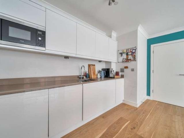 Flat for sale in Woking, Surrey