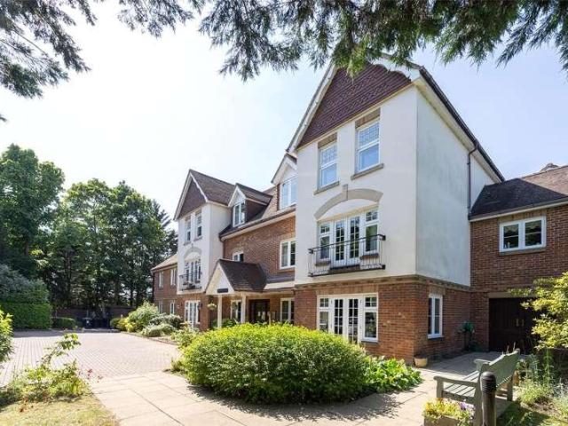 Flat for sale in Pachesham Park, Surrey