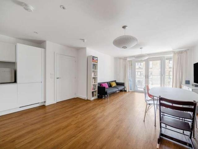 Flat for sale in Ashley Park, Surrey