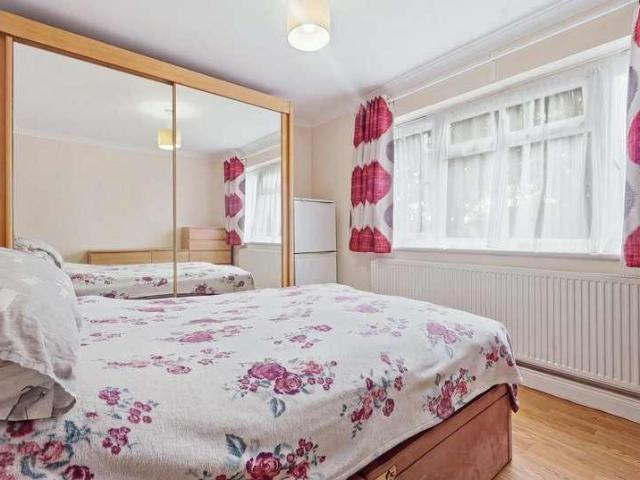 Flat for sale in Wanstead, Greater London