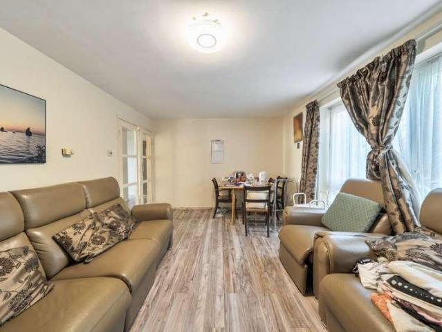 Flat for sale in London Borough of Ealing, Greater London