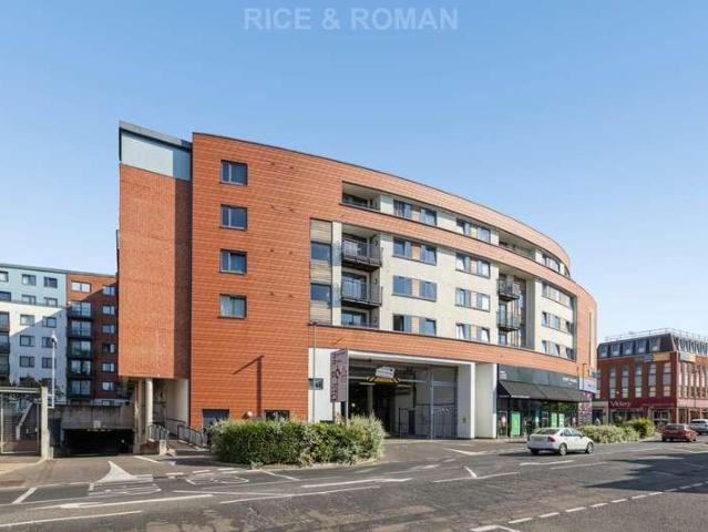 Flat for sale in Heol-las, Surrey