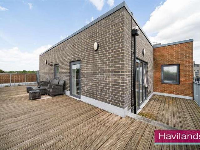 Flat for sale in New Southgate, Greater London