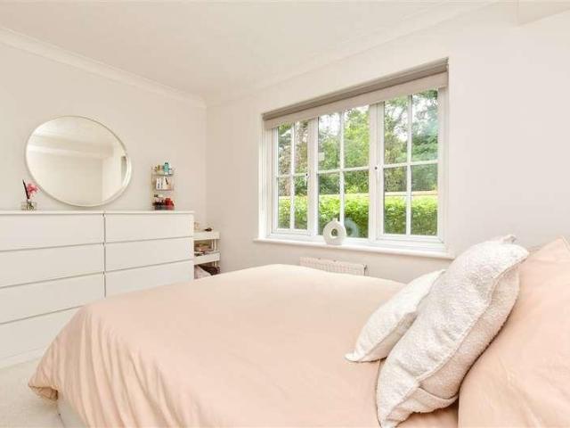 Flat for sale in Hillview, Surrey