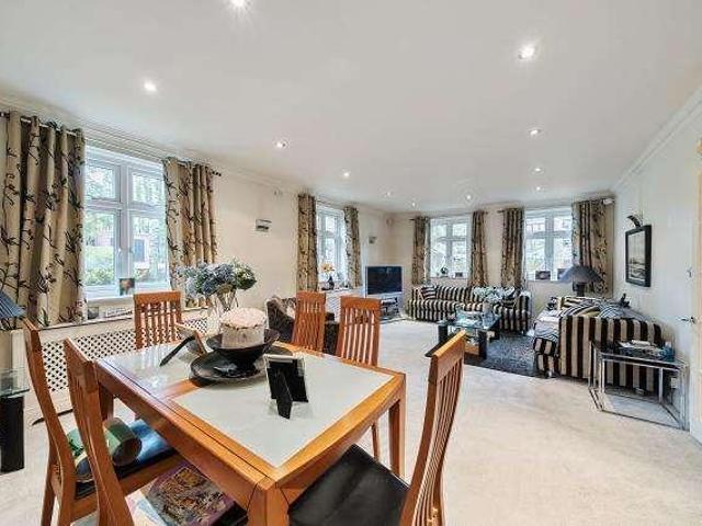 Flat for sale in Temple Fortune, Greater London
