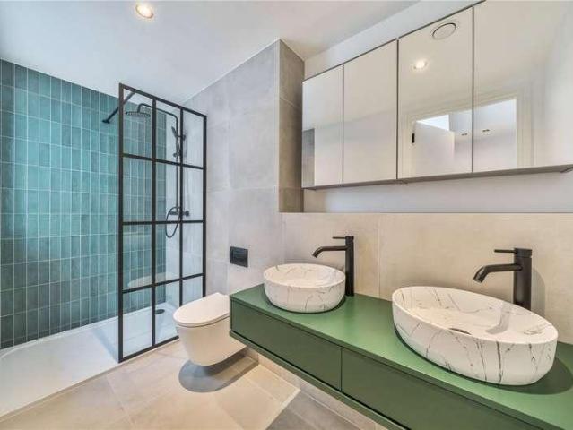 Flat for sale in London Borough of Ealing, Greater London