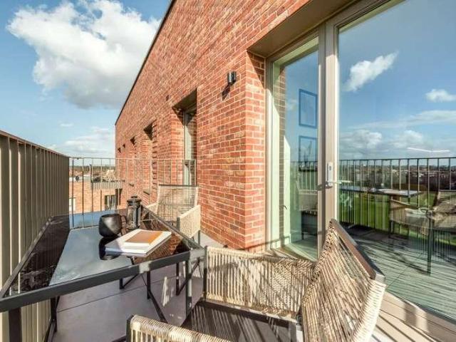 Flat for sale in London Borough of Hounslow, Heston