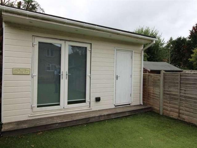Flat for sale in Coulsdon, Hooley