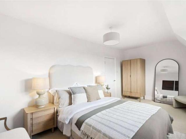 Flat for sale in Furzedown, Greater London