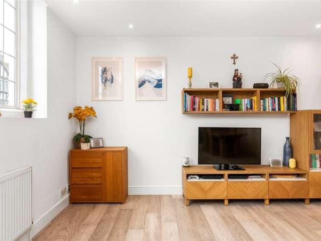 Flat for sale in Purley, Purley