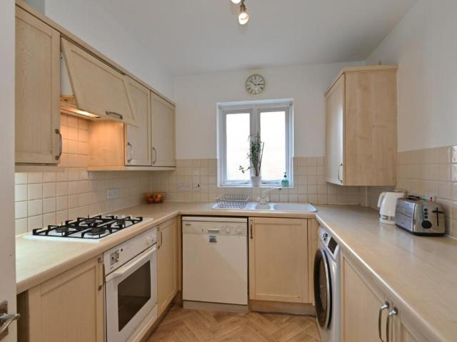 Flat for sale in Brondesbury, Greater London