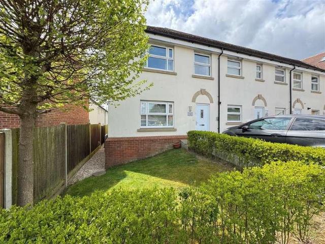 Flat for sale in Barling, Essex
