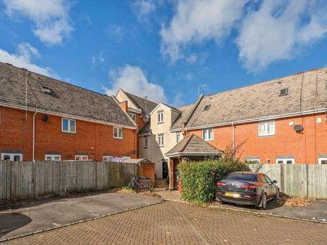 Flat for sale in Deer Park, Black Bourton