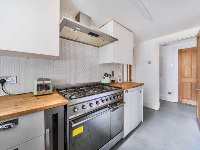 Flat for sale in London Borough of Lewisham, Forest Hill