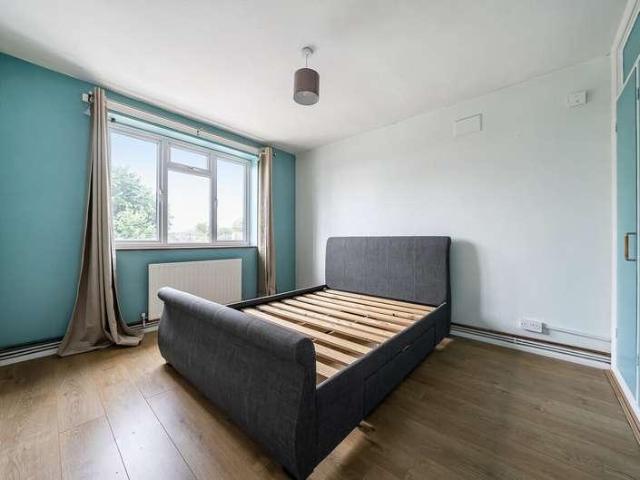 Flat for sale in London Borough of Lewisham, Forest Hill