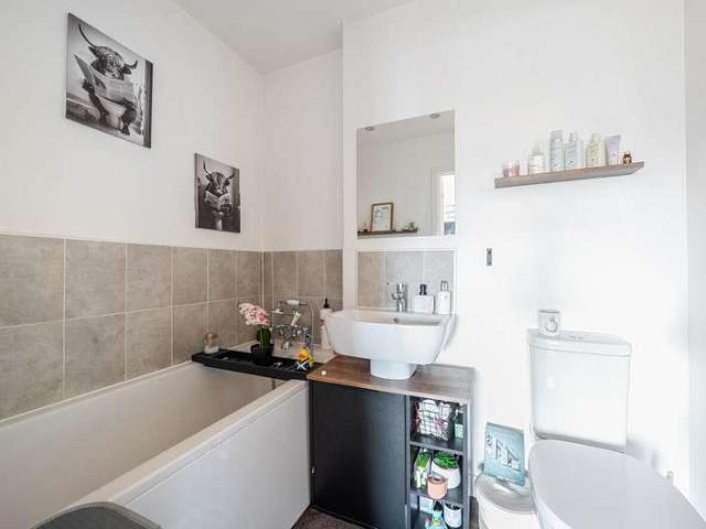 Flat for sale in Dunstable, Bedfordshire
