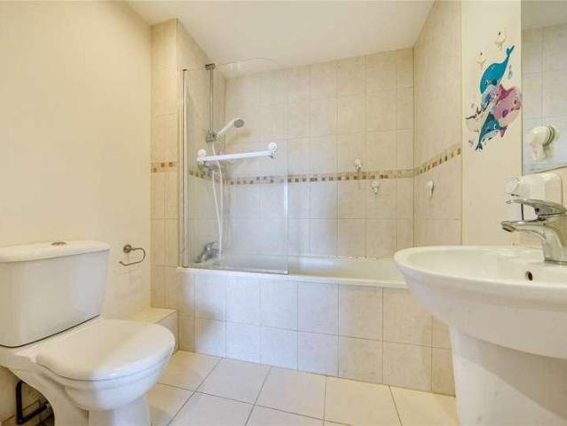 Flat for sale in Surbiton, Greater London
