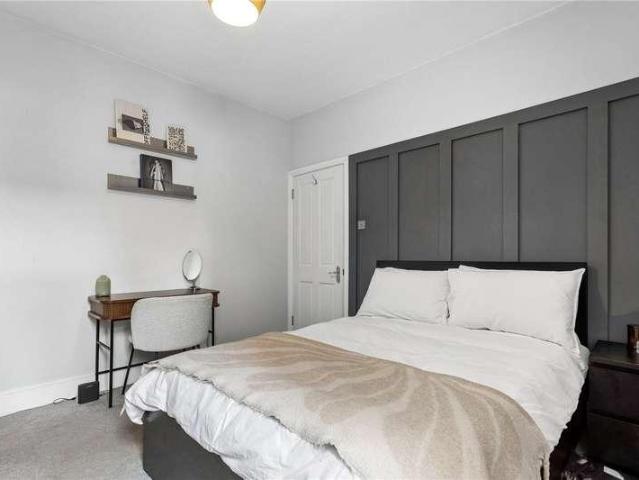 Flat for sale in Summerstown, Greater London