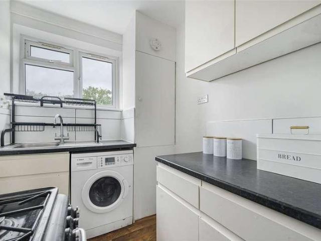 Flat for sale in Nunhead, Greater London