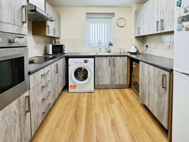 Flat for sale in Bradshaw, Lee Bank