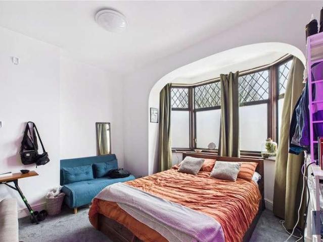 Flat for sale in Streatham, Greater London