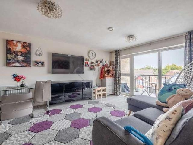 Flat for sale in Slough, Myrke