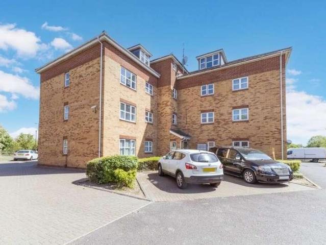 Flat for sale in Wexham Court, Slough