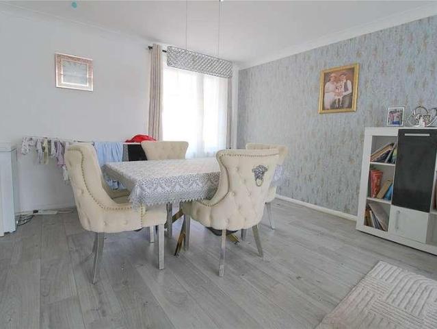 Flat for sale in Croydon, Addiscombe