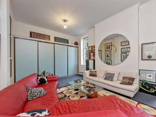 Flat for sale in St Albans, Frogmore