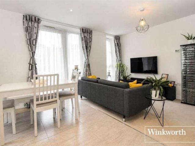 Flat for sale in Elstree and Borehamwood, Borehamwood