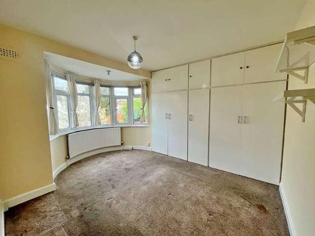 Flat for sale in London Borough of Ealing, Greenford