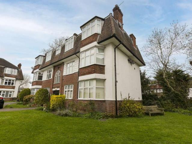Flat for sale in Finchley, Greater London