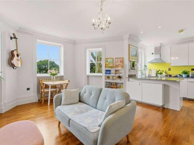 Flat for sale in Clapham Junction, Greater London