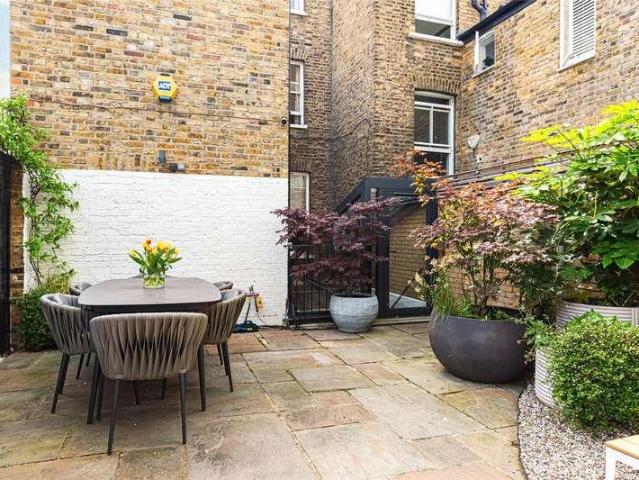 Flat for sale in Kennington, Greater London