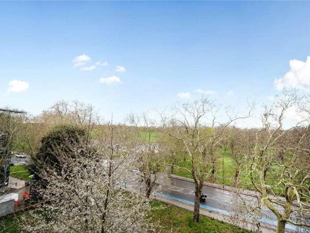Flat for sale in Clapham, Greater London